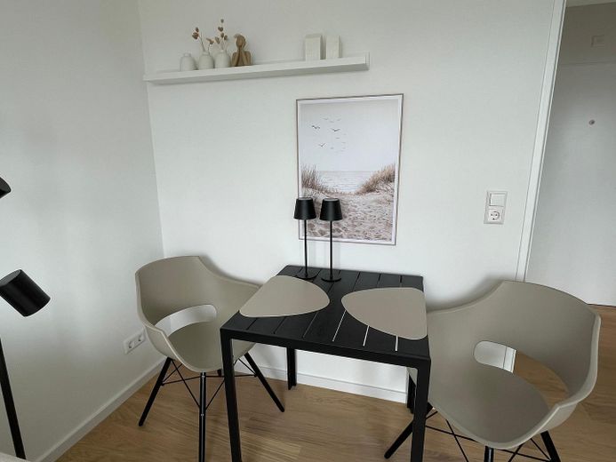 Above the rooftops of Norderney: Stylish 2-room apartment with sunny balcony – Essplatz