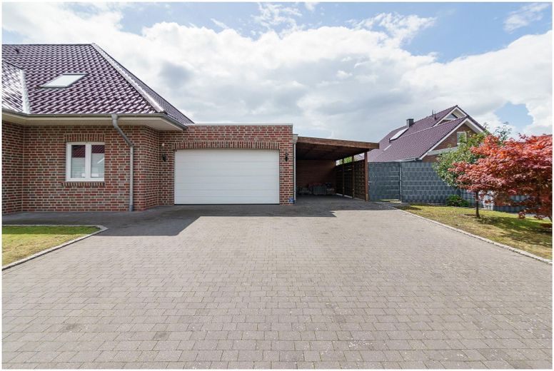 Einfahrt / Garage / Carport