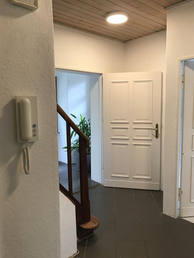 Freistehendes Einfamilienhaus mit Photovoltaikanlage auf sonnigem Grundstück in Berlin-Wittenau – Diele im EG