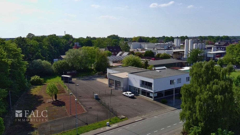 Vielseitiger Gewerbestandort mit Halle, Ausstellung, Büroflächen und großem Grundstück in Coesfeld – Straßenansicht