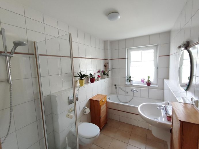 Bad mit Dusche und Wanne