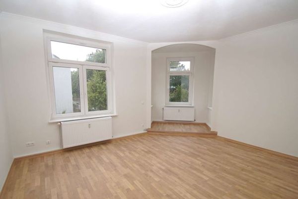Appartement de 4 pièces avec BALCON à Taucha, salle de bains avec baignoire, sol stratifié