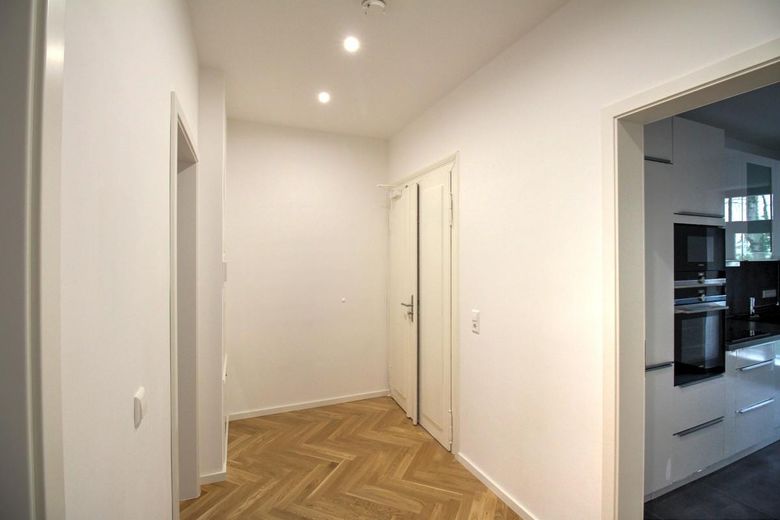 Neu sanierte 2-Zimmer-Wohnung mit Luxus-Einbauküche und Balkon – फोटो 12