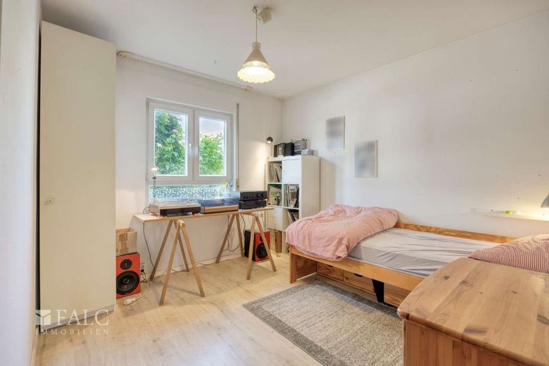 Großes Zweifamilienhaus auf traumhaften Grundstück in Glessen – Schlafzimmer