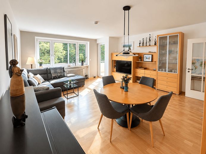 Appartement calme de 4 pièces situé dans un emplacement privilégié de Munich-Großhadern avec loggia exposée au sud – Wohnzimmer