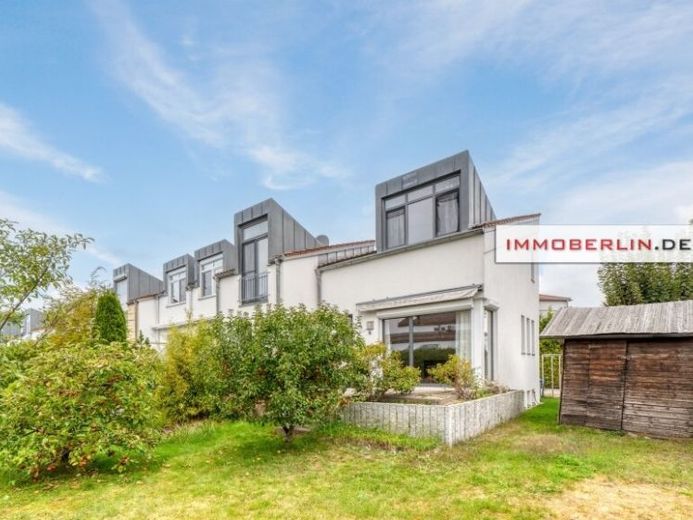 IMMOBERLIN.DE - Extravagantes Reihenendhaus mit Südgarten im Berliner Speckgürtel – Foto 1