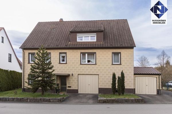 Spacieuse maison intergénérationnelle de 11 pièces avec une grande cour et un vaste jardin