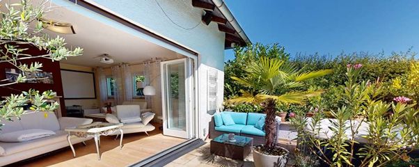 Schnäppchen! Wohnen wie im Urlaub – Terasse und Wohnzimmer