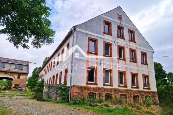 Landhuis met 2 vijvers en veel land