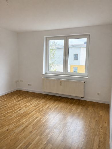 Merkezi konumda bulunan ve yeni yenilenmiş daire – Wohnzimmer zur Straße