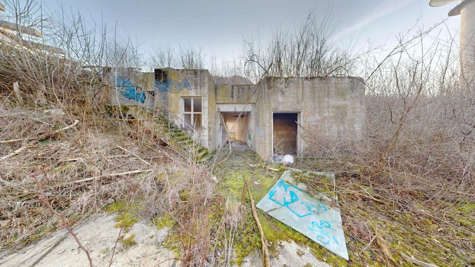 Provisionsfreier Denkmal Bunker mit Südausrichtung Erschlossen &amp; Ideal für visionäre Gewerbeprojekte – Suedwest Ansicht