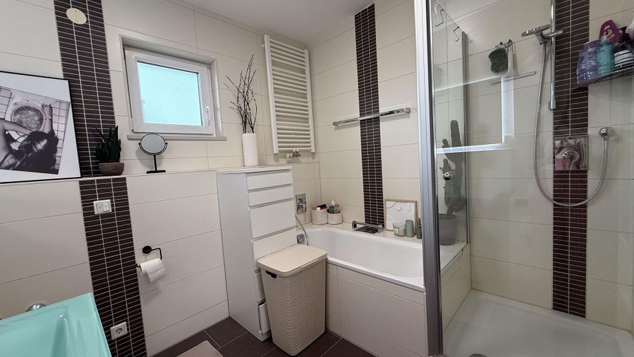 Bad mit Badewanne und Dusche