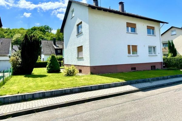 RARA OPPORTUNITÀ A OTTERSWEIER: Ampia casa bifamiliare con giardino, grande garage doppio