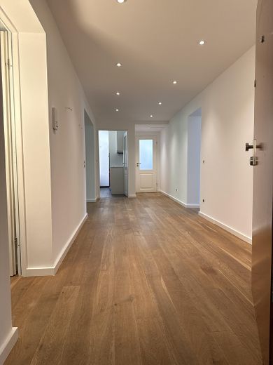 Grunewald 4 odalı daire, ayrıca bahçe, havuz ve garajlı suterre katı – Willkommen! - Flur