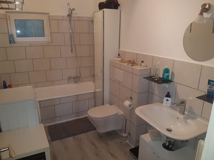 Bad mit Badewanne