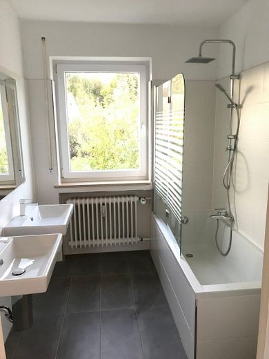 Appartement calme, lumineux et moderne de 3 à 4 pièces, avec cuisine et salle de bains, près de Dinkelscherben, avec jardin, garage, etc. – Badewanne mit Dusche