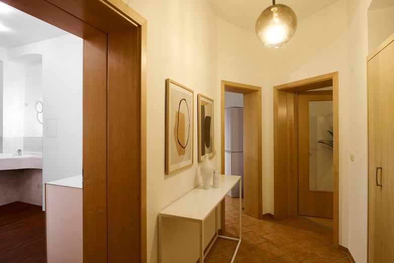 Wohnung mit Terrasse zum grünen Innenhof – Willkommen in der Wohnung