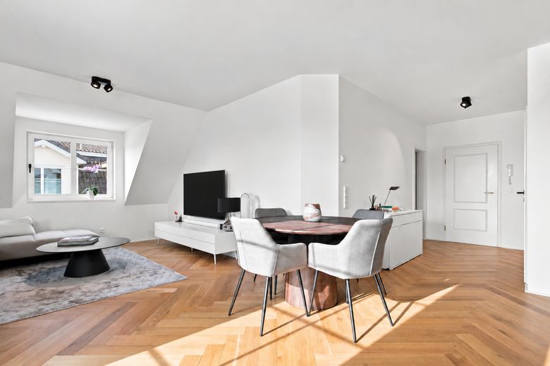 Hochwertig modernisierte Endetagenwohnung in begehrter Wohnlage – provisionsfrei – Wohn- Essbereich