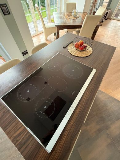 Kochinsel mit Induktionsplatte