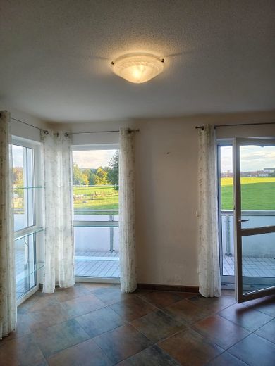 Zentral gelegene 80qm-Wohnung mit großem Sonnenbalkon – Wohn- und Essraum