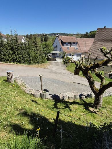 Außergewöhnliches Mehrfamilienhaus mit Aussicht und Ausblick – Stellplätze,Hof,Carport