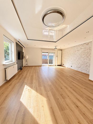 Komisyonsuz: Teraslı, konut amaçlı kullanılan bodrum katı ve hobi/sinema odalı 3,5 oda – Wohnzimmer zum Balkon