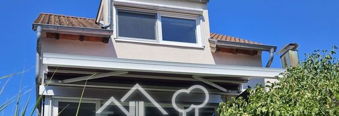 Großzügige Maisonette im Architektenhaus mit Kamin, Balkon & Albblick – ideal für 1–2 Personen