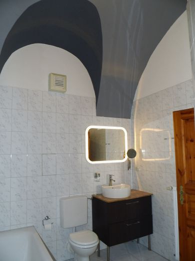 3 Zimmer mit anliegender überdachter Terrasse in der historischen Altstadt – Bad