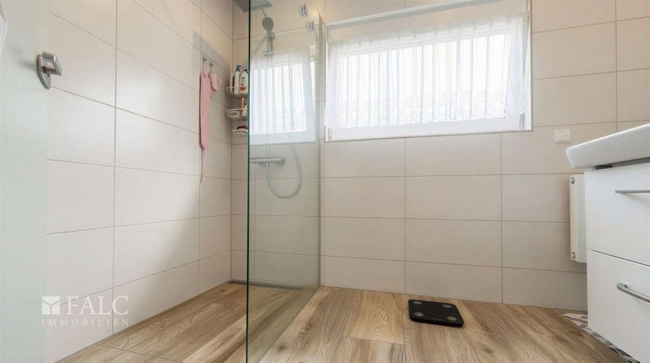 Ein Platz für die Familie - Gepflegtes Reihenendhaus mit Garten und ausbaufähigem Dachgeschoss – Badezimmer Bild 2