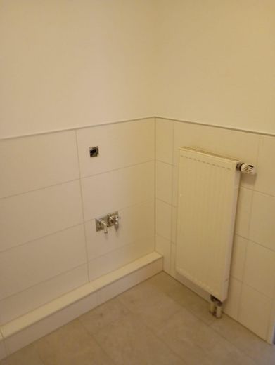 Komplett neu renovierte 2-Zimmer Wohnung im 1.OG mit Balkon – Anschluss für Waschmaschine