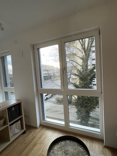 Neubau - helle 1-Zi Whg, voll eingerichtet + vollmöbliert, Bad mit Fenster - ab 12/26 provisionsfrei – Wohnbereich