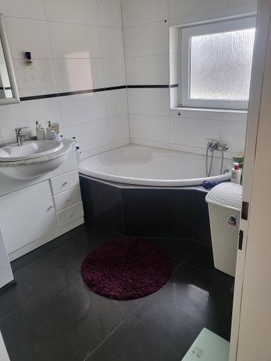 2-Zimmer-Wohnung in Heilbronn, zentrale Lage, 2 Keller – Bad mit Waschmaschinenanschluß
