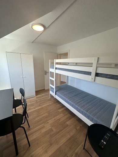 Zimmer 2 möbliert
