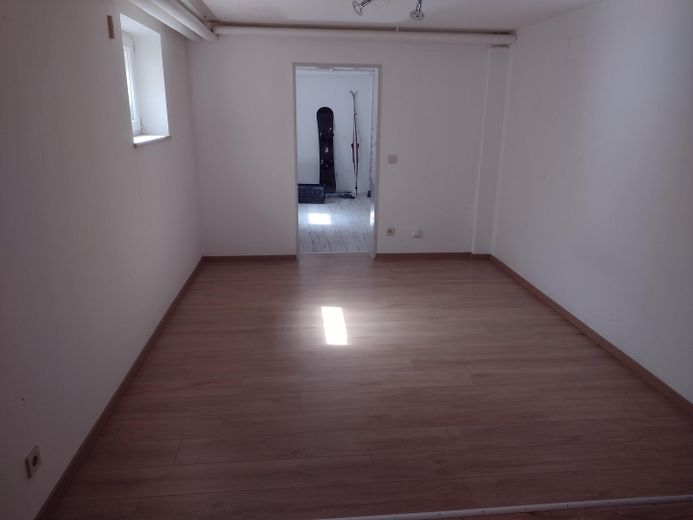 Familienfreundlicher Bungalow mit modernisiertem Wohnbereich und viel Platz im Untergeschoss – Keller - Vorraum