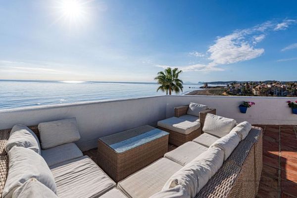 Czysty luksus w pierwszej linii brzegowej – wymarzone penthouse w Casares del Mar