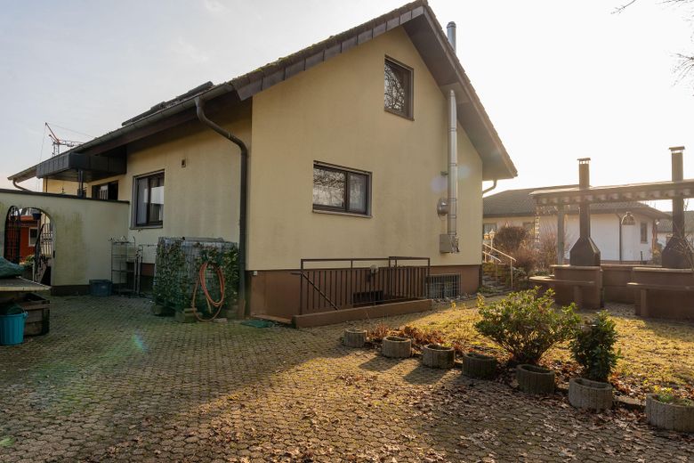 Perfektes Familienhaus für 2–4 Kinder – Ruhige Traumlage mit Garten und viel Platz in Bühl-Weitenung – Hof / Garten