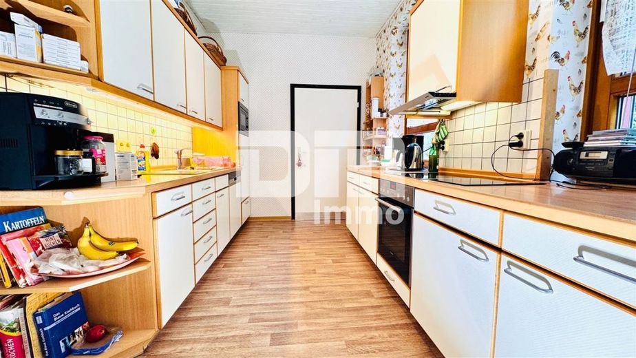Modernisiertes Einfamilienhaus auf riesigem Grundstück mit Carport und Nebengebäude – EG Küche mit EBK / Vorratsraum