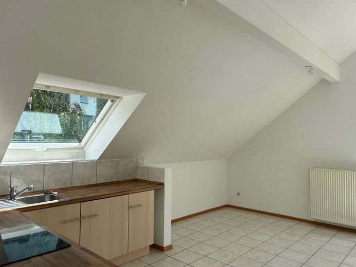 Schöne 2-Zi-Wohnung m.Balkon,Grün-& Blicklage,Kfz-Stellplatz,Keller.Am Schäfersberg-Niedernhausen – Wohnzimmer linkerhand
