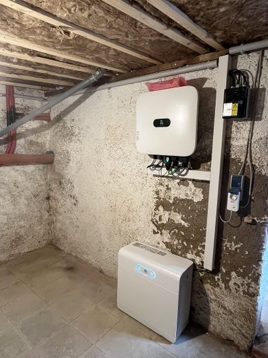 İç avlulu ve bahçeli, ahırı ve güneş enerjisi sistemi bulunan tamamen yenilenmiş müstakil ev – Keller 2 mit Speicher für PV