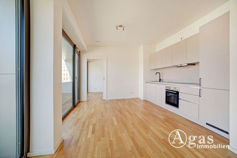 Sonnenbalkon! Offen geschnittene 3 Zimmer Wohnung mit ca. 61m², EBK und Weitblick in Berlin-Mitte! – Wohnzimmer mit EBK