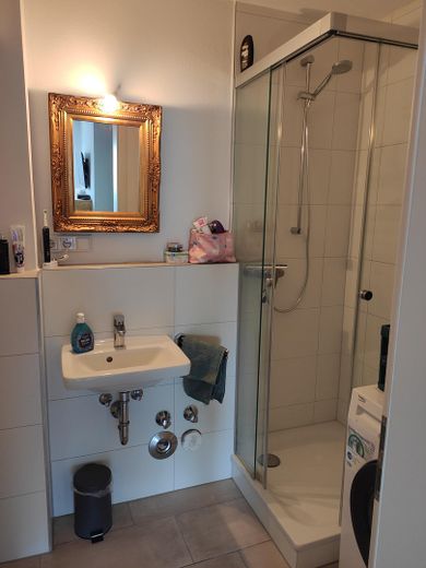 Appartement moderne d'une pièce avec balcon dans la vieille ville – Bad mit Dusche und WC