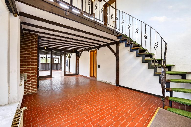 Großzügiges Wohnen mit schönem Garten – Einfamilienhaus mit Einliegerwohnung – Treppe zum Dachgeschoss