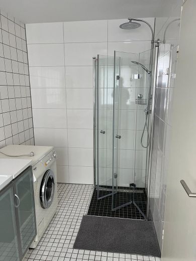 Großzügiges Architektenhaus mit Einliegerwohnung auf traumhaft angelegtem Grundstück – Dusche Kinderbereich