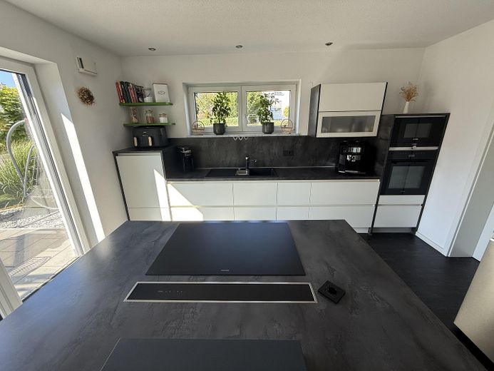 Neuwertiges Einfamilienhaus mit Wärmepumpe, PV, Doppelgarage & hochwertiger Ausstattung – Foto 15