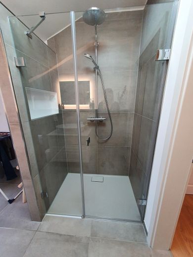 Dusche (in Badezimmer)