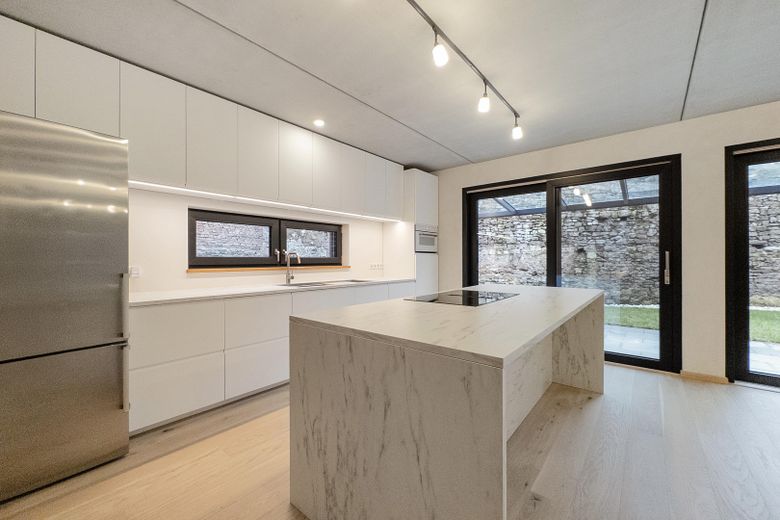 Casa unifamiliar de alta calidad 2023 | Patio privado dentro de la muralla | A+ | Sin comisión – Küche mit Kochinsel