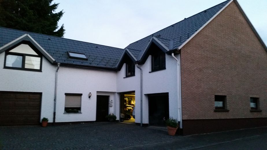 Blick von der Straße zum Haus 