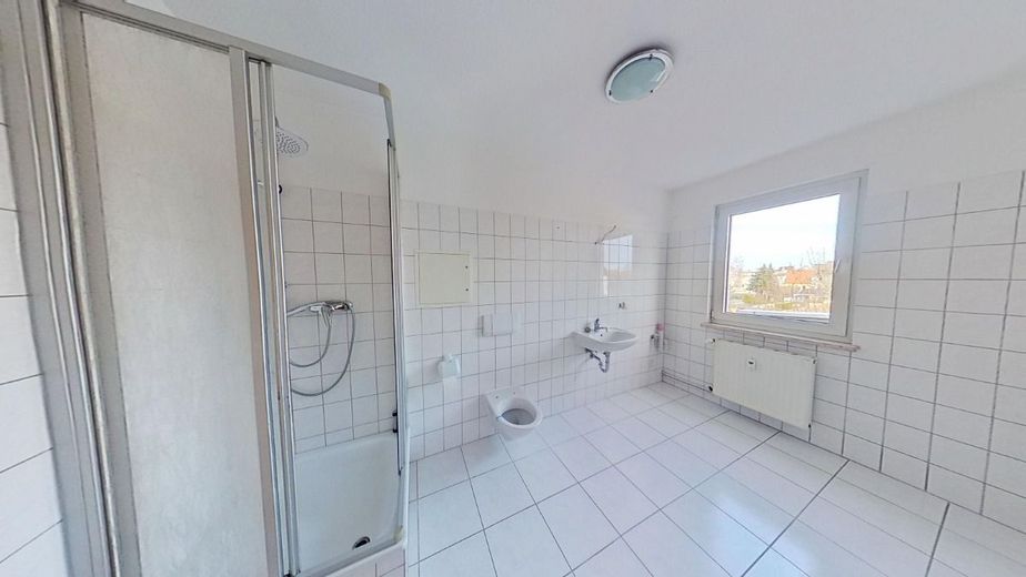 Helle 2-Raum DG-Wohnung sucht neuen Mieter – Badezimmer