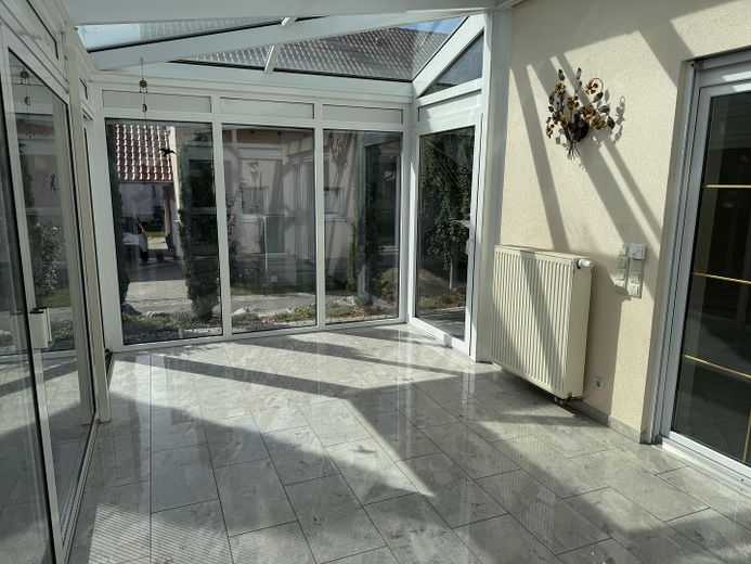 مساحة رحبة وإمكانات عديدة – منزل استثنائي متعدد الاستخدامات – Wintergarten EG