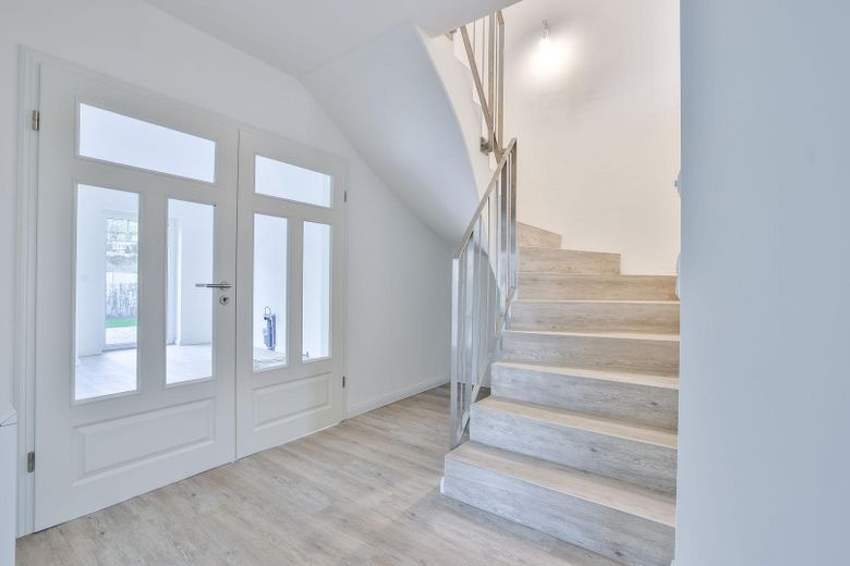 Neubau-Doppelhäuser in Scharbeutz-Klingberg – Traumlage am See, nur wenige Minuten zur Ostsee! – Treppe